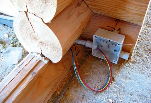 Тонкости монтажа электропроводки в деревянном доме