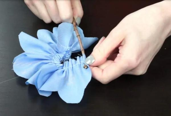 Цветы из ткани: как выбрать материю, какие инструменты и техники использовать
