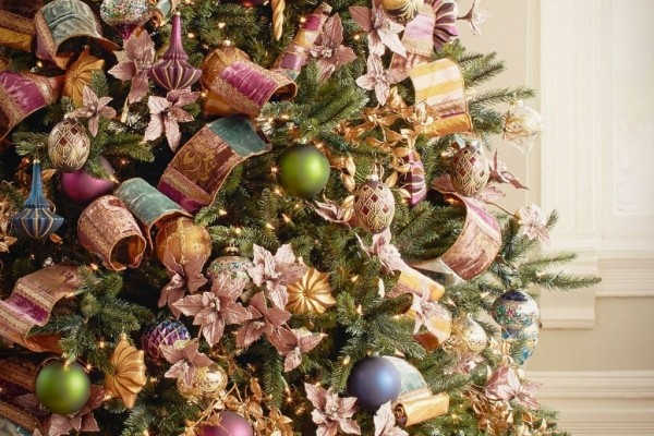 Как эффектно украсить новогоднюю елку лентой