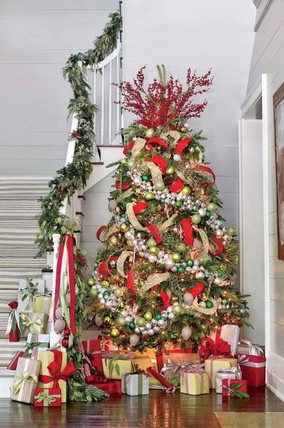 Как эффектно украсить новогоднюю елку лентой