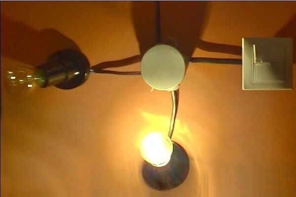 Как подключить лампочку через выключатель: схемы и правила подключения