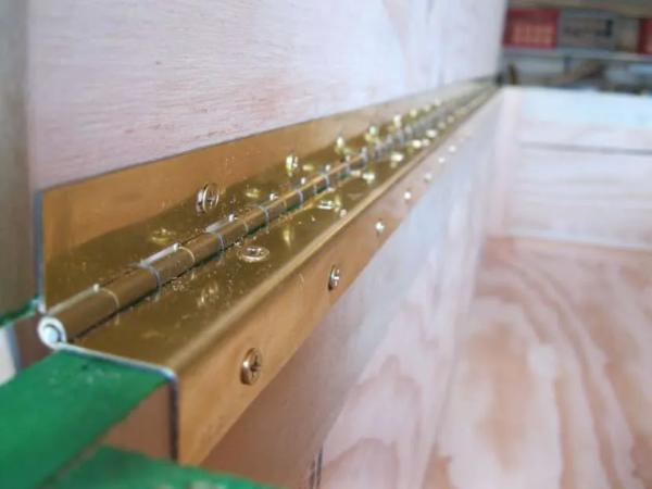 Как выбрать и установить петли на распашные дверцы деревянного шкафа