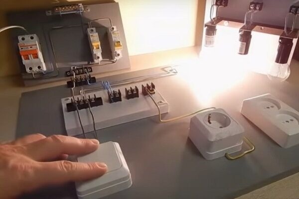 Как подключить лампочку через выключатель: схемы и правила подключения