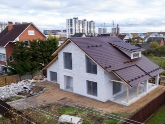 Одноэтажный дом с мансардой: примеры современной планировки